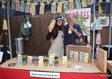 Esther Molenwijk van Dutch Harvest poseert met buurman Michel Jansen van de KleinsteSoepfabriek. 